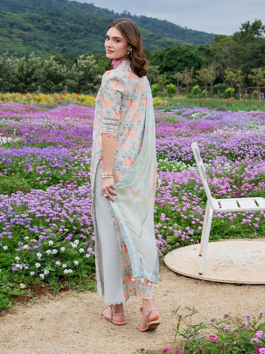 Izel EVANIA Chickenkari Embroidered Lawn Back Pose